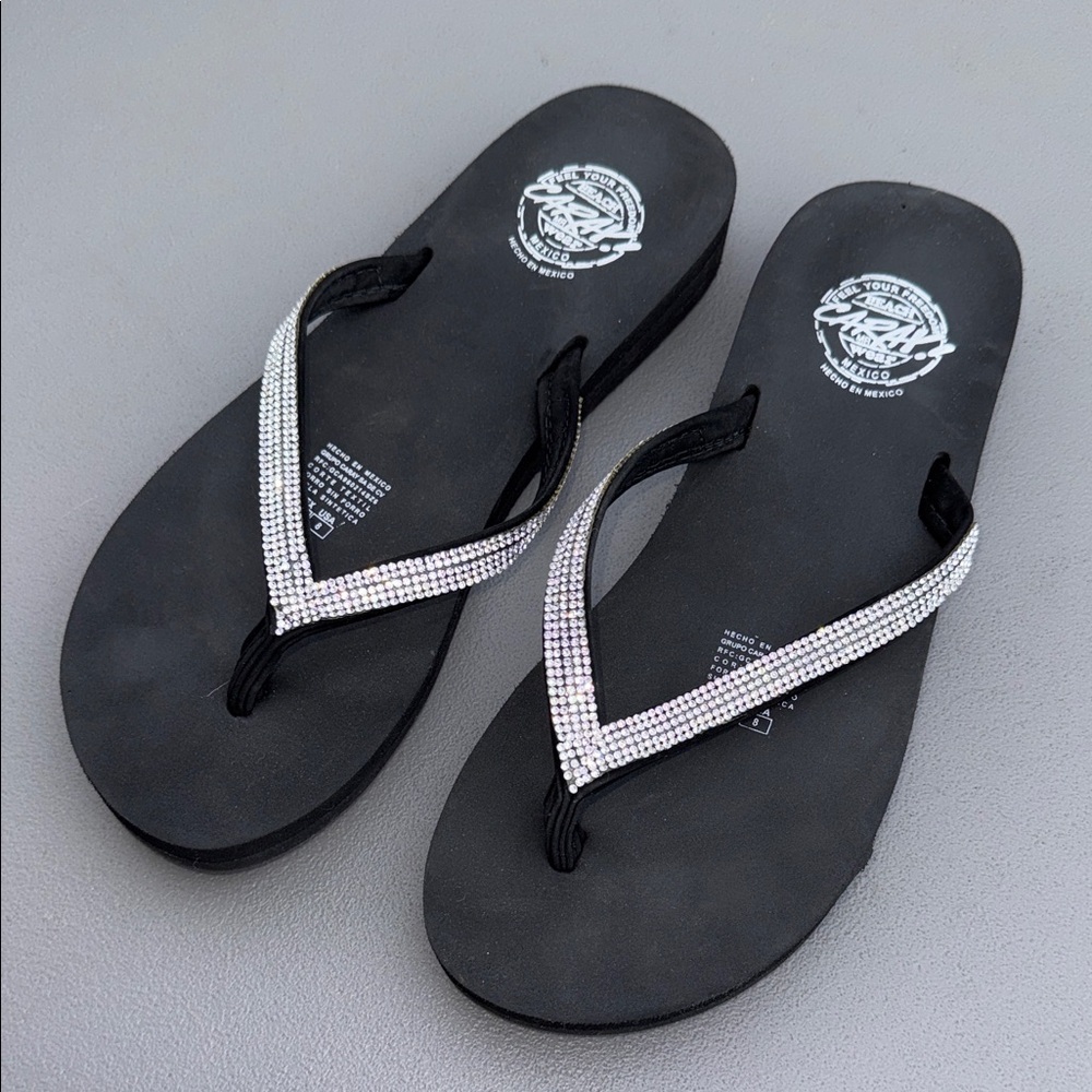 Caray Wear rhinestone-embellished flip-flops Black and Silver Women's size 8